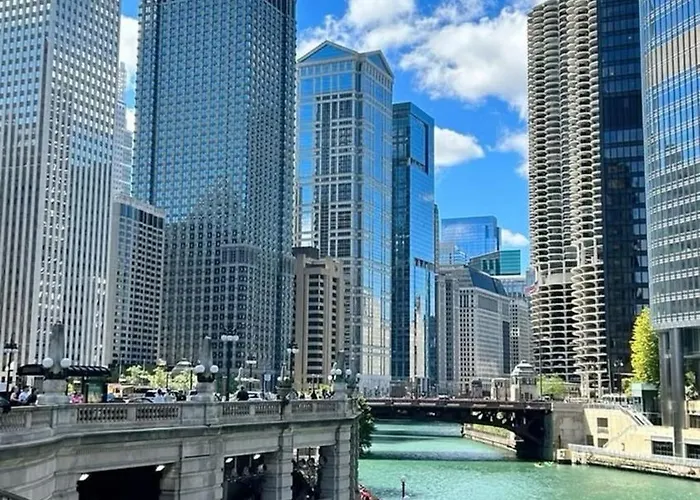 Cozy 1br Near Loyola University, Fast Wifi, Walk To Dining & Transit Apartment